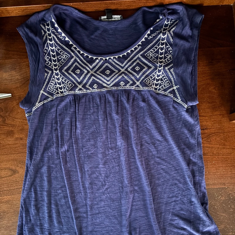 EUC Womens Small cable and gauge cap sleeve shirt blue